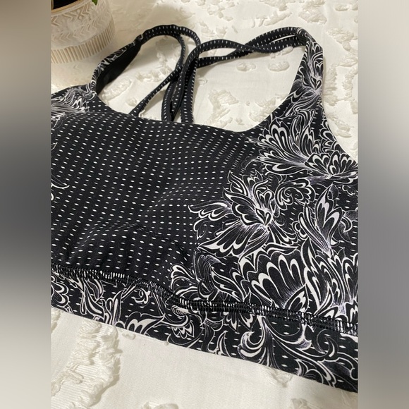 Lululemon Energy Bra in Infinity Energy Bra Alpine White Black - Picture 4 of 9